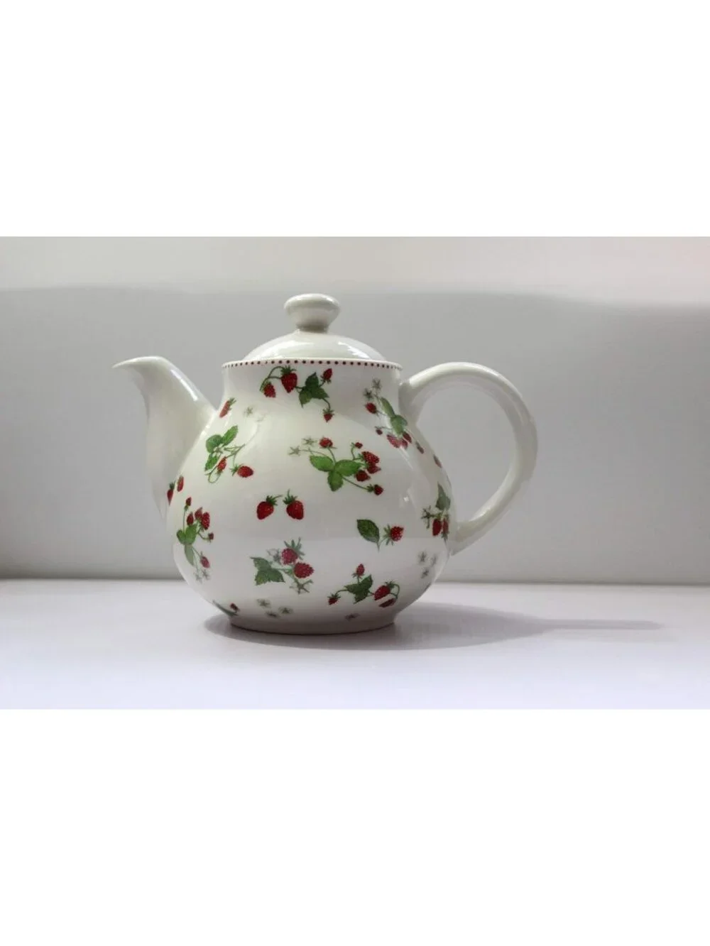 Beige Strawberry Porcelain Ceramic Kitchen Teapot with Lids Tea Coffee Sever
